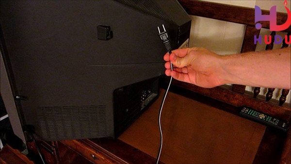 Nếu do ổ cắm điện tivi hãy thay ổ cắm mới